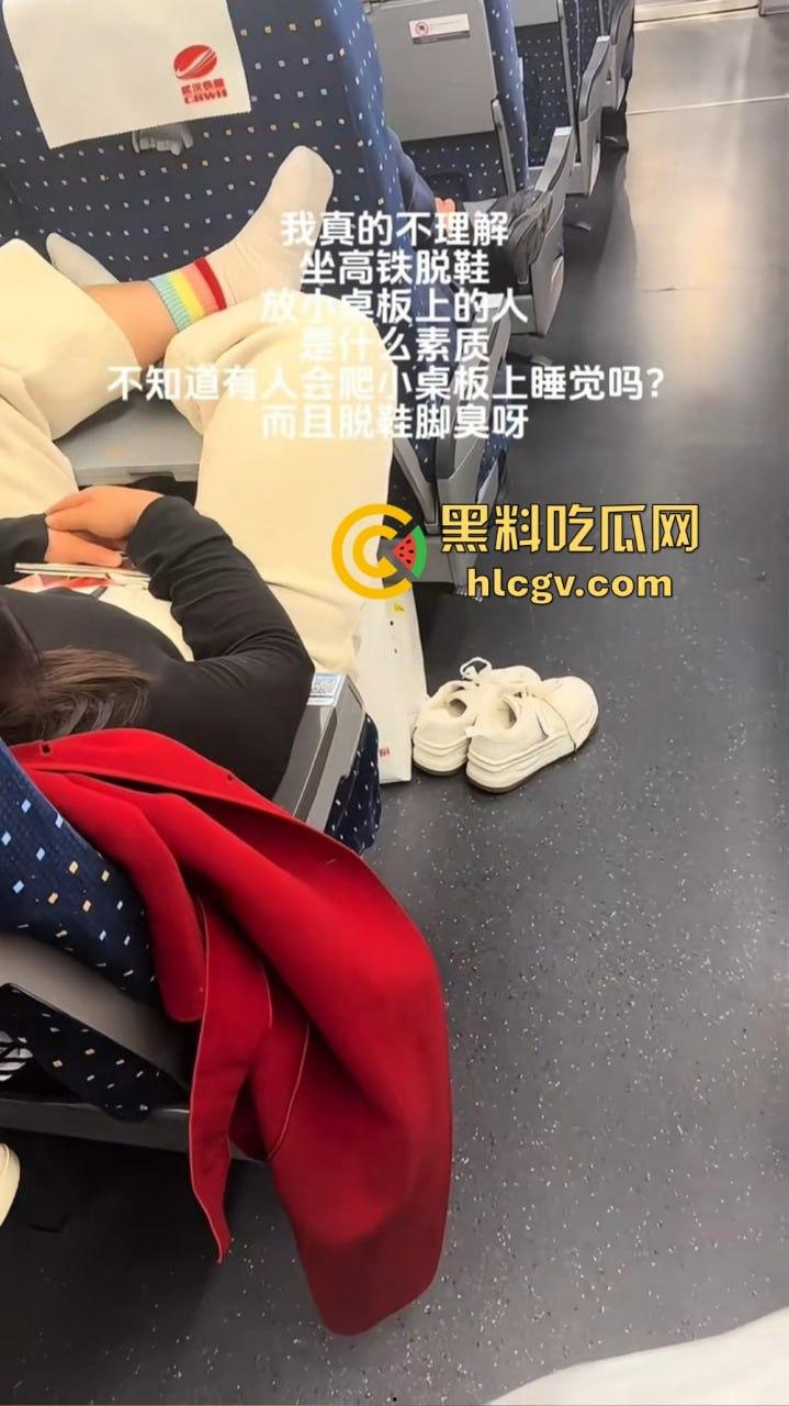 高铁女脱鞋踩桌板，鞋被高铁判官一脚踢飞！光脚追人还要小姐姐赔鞋钱，这脸是真不要了！-4