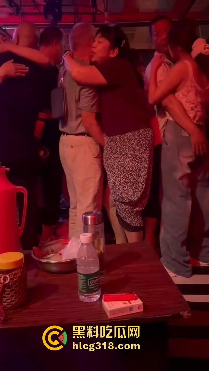 大爷歌厅娱乐场到处扣扣，扣到大妈满地都是水，大妈一脸享受，感觉大爷年轻几年掏枪当场干了！-4