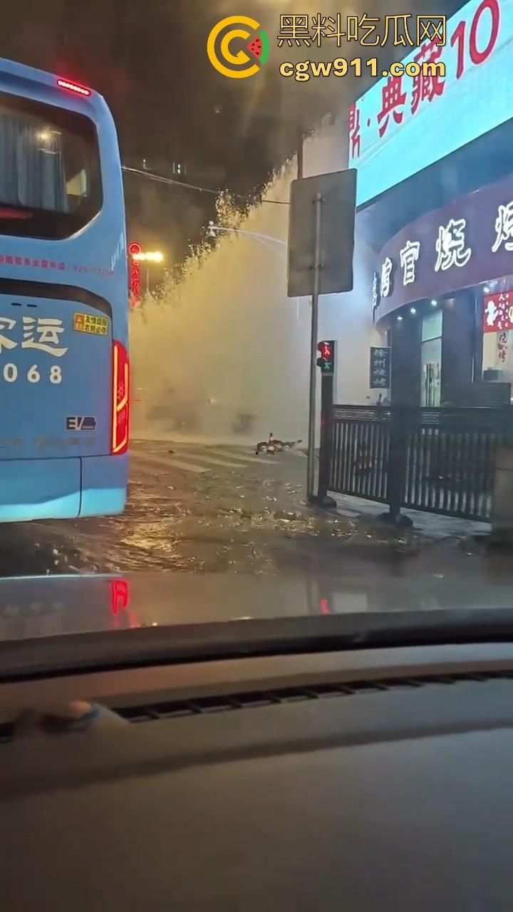 南京秦淮区万象天地自来水管大爆炸！疑似自来水主管道被施工挖断，现场洪水喷涌像个水上乐园一样！-4