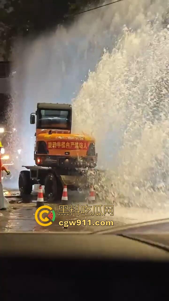 南京秦淮区万象天地自来水管大爆炸！疑似自来水主管道被施工挖断，现场洪水喷涌像个水上乐园一样！-6