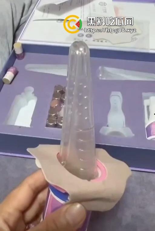 现在妹子为美疯魔抽脂隆奶塞逼艾灸，骚穴子宫烤得喷香，医美变态到艾灸鸡巴都出现了！-13