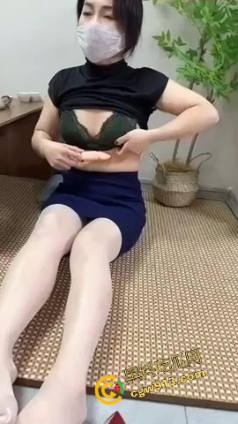 网红丝袜熟女芬姐火了，团队狠活全网疯传，气质骚得要命，一张腿开全是勾魂杀，哥们看完都硬了！-13