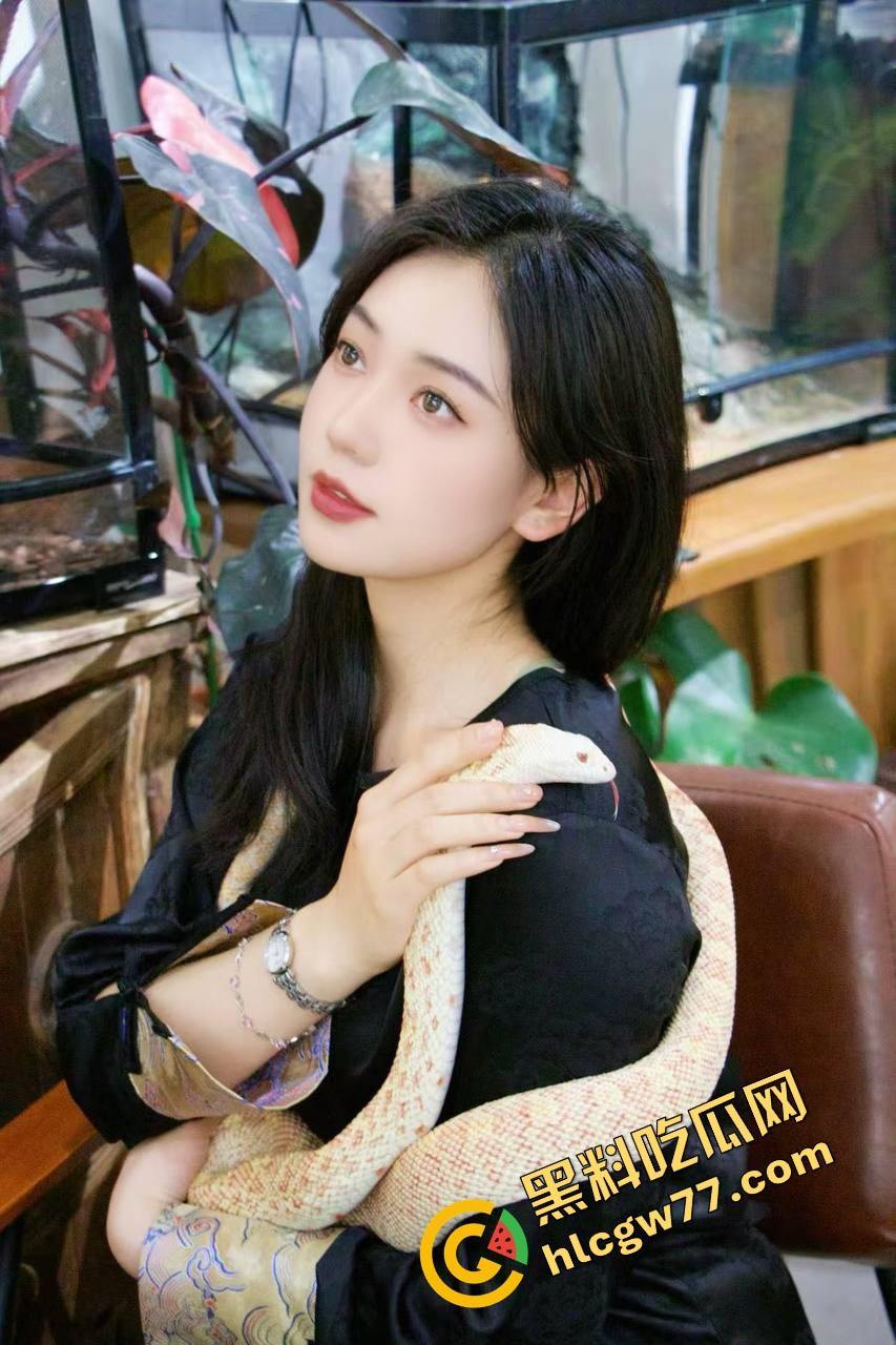 监控破解流出，一位职场母亲打发女儿出门后 拿出了一个专业炮机看着视频猛插骚穴！-1