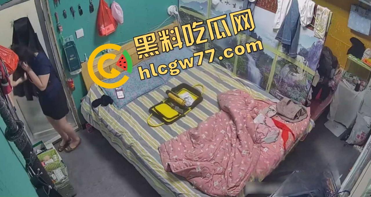 监控破解流出，一位职场母亲打发女儿出门后 拿出了一个专业炮机看着视频猛插骚穴！-11