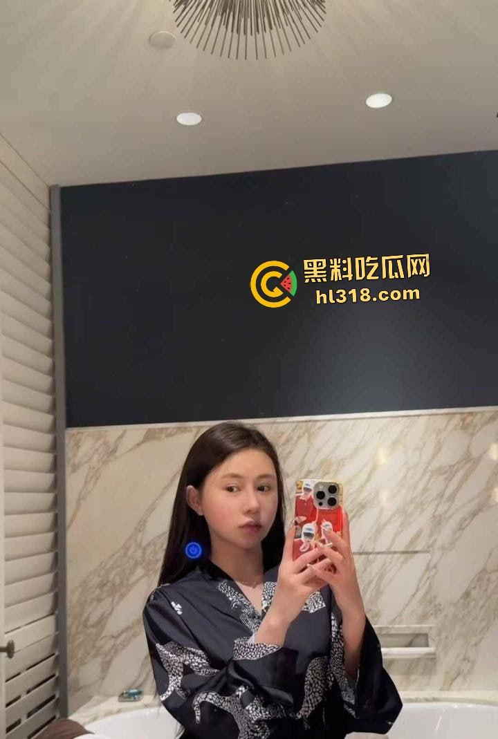 抖音【DA喜儿】高颜女神表面医美买衣,实则卖逼拍自慰视频,用金主送的避孕套塞逼里搅和!-2