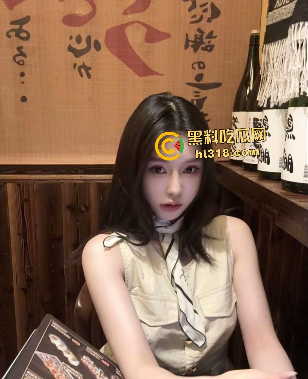 抖音【DA喜儿】高颜女神表面医美买衣,实则卖逼拍自慰视频,用金主送的避孕套塞逼里搅和!-3