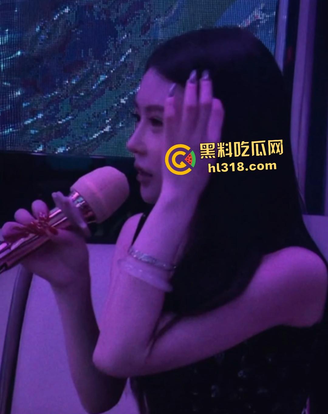 抖音【DA喜儿】高颜女神表面医美买衣,实则卖逼拍自慰视频,用金主送的避孕套塞逼里搅和!-4
