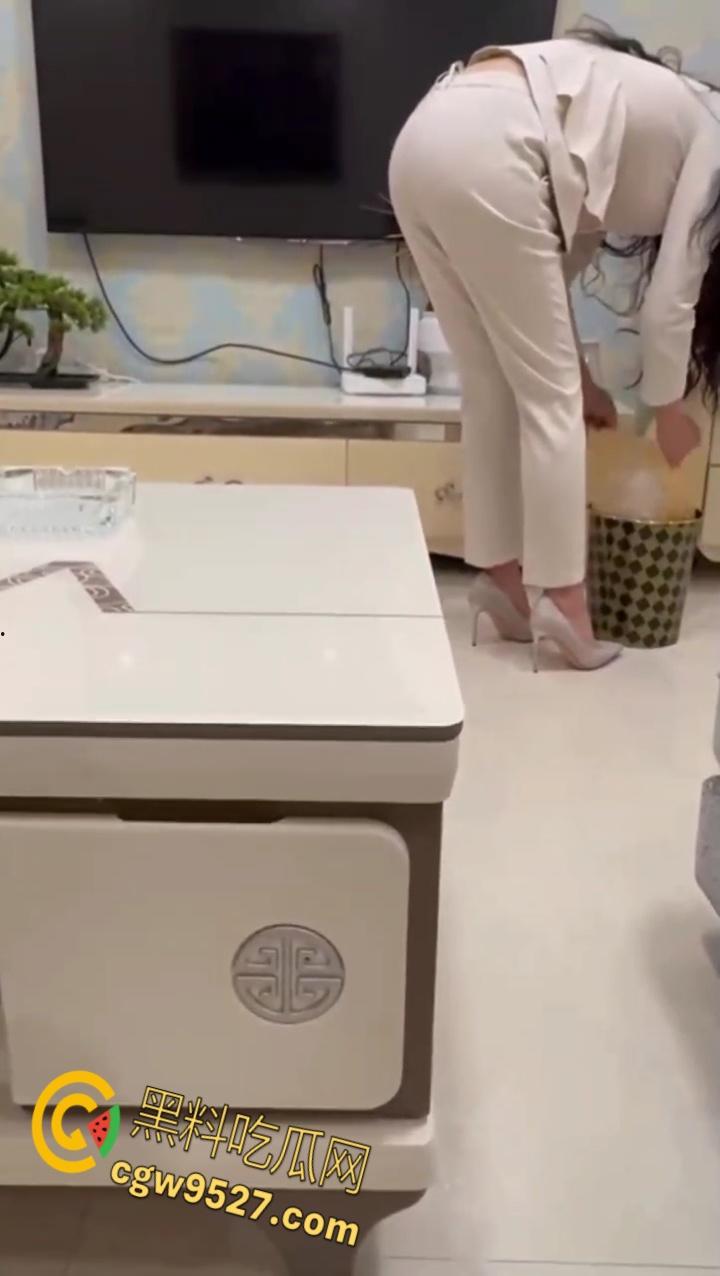 M属性的母狗姐姐正收拾屋子，强推捆绑蒙眼调教，弟弟坚硬肉棒对着肥美翘臀疯狂输出，操得姐姐潮喷不止！-4