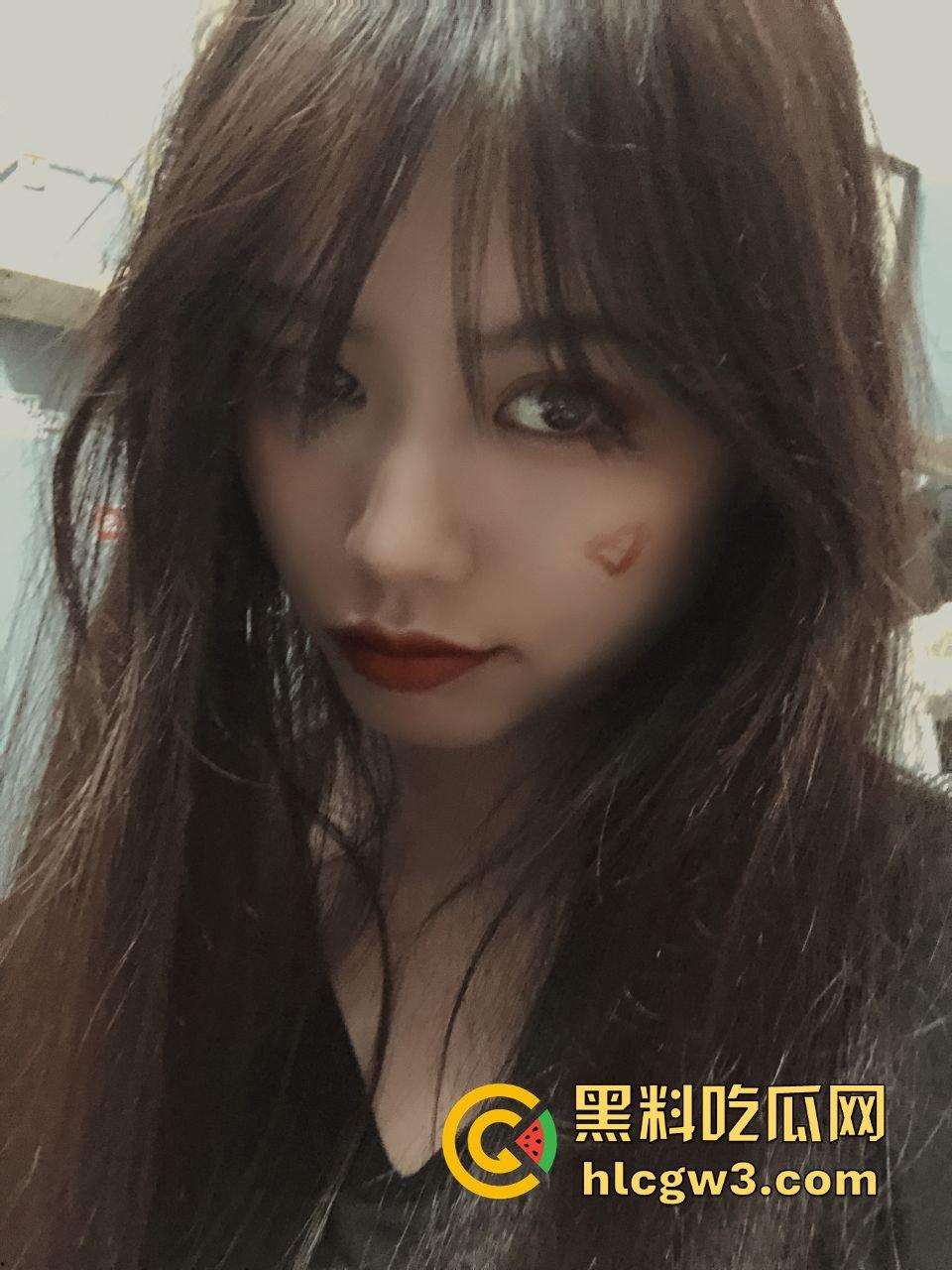 广西英语老师【陆世婷】白天讲课教单词,晚上蕾丝吊带开腿叫主人,远程操控被蹬到高潮!-1