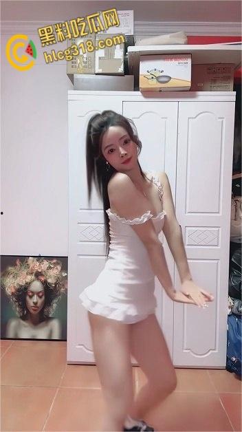 极品尤物女神【星星碎了】，直播吊带露奶热舞，粉嫩奶子随着舞蹈晃来晃去！-7