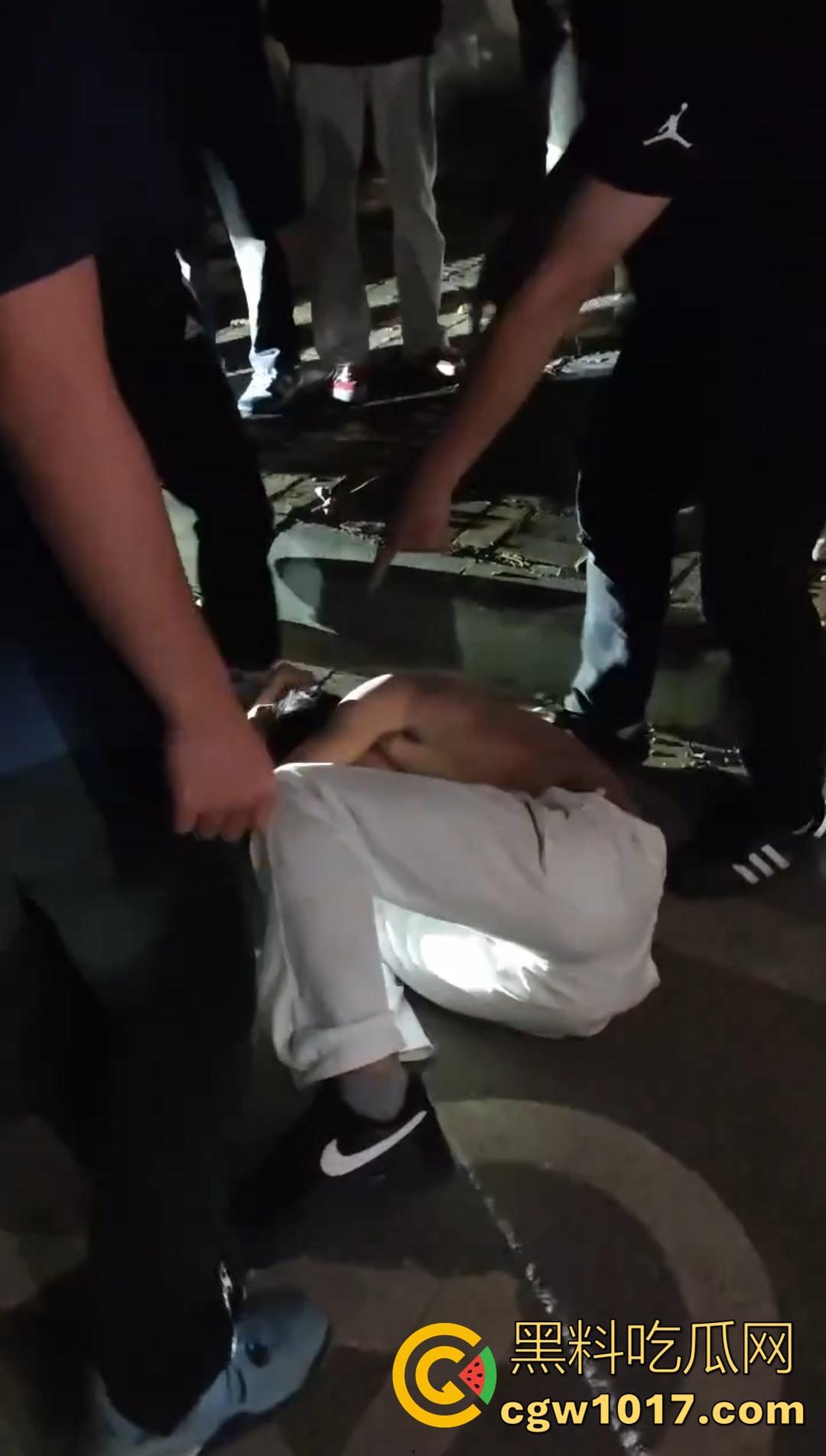 广西桂林C罗事件完整版 精神小伙为爱冲锋 与情敌约群架1v4 只为争夺交配权 现场视频流出！-7