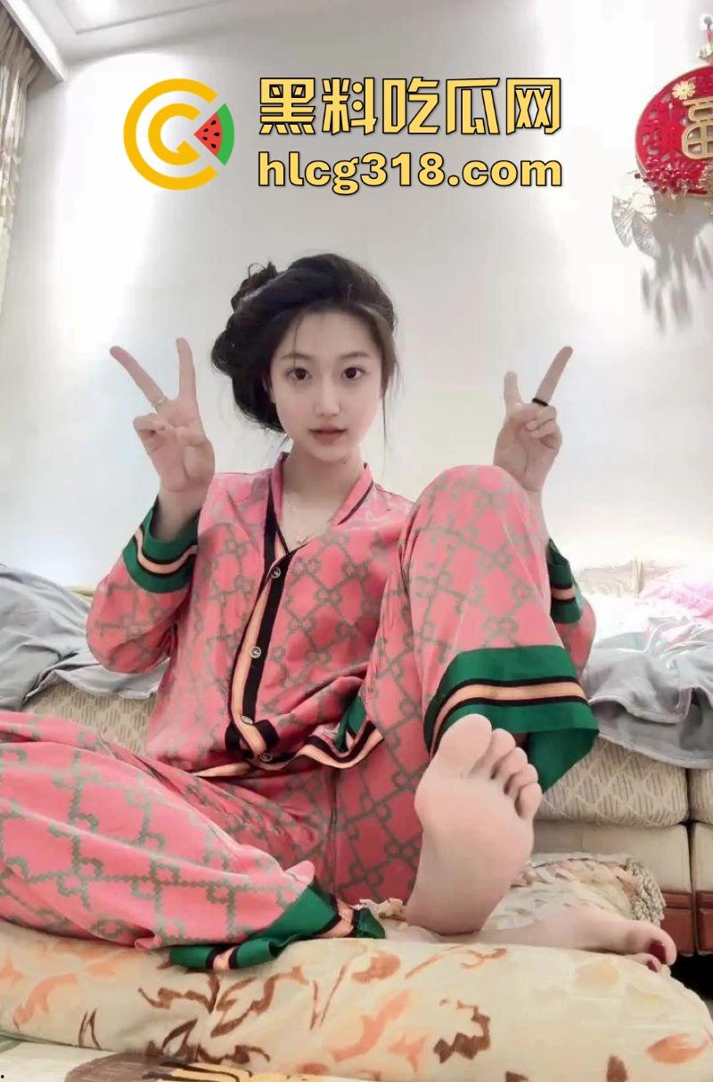 高颜值福利姬【小佳甜心】裸足擦边福利，纤美玉足撩人，散发淫荡气息，每一帧都勾人无比。-5