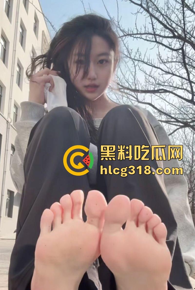 高颜值福利姬【小佳甜心】裸足擦边福利，纤美玉足撩人，散发淫荡气息，每一帧都勾人无比。-8