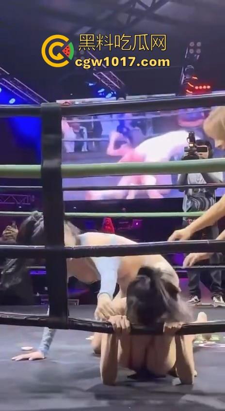 顶级拳击赛事推出,全新比基尼拳击大赛强势来袭!极品大奶女拳手互相厮杀,扯奶子掏逼都使上,啥时候到我上场打!-8