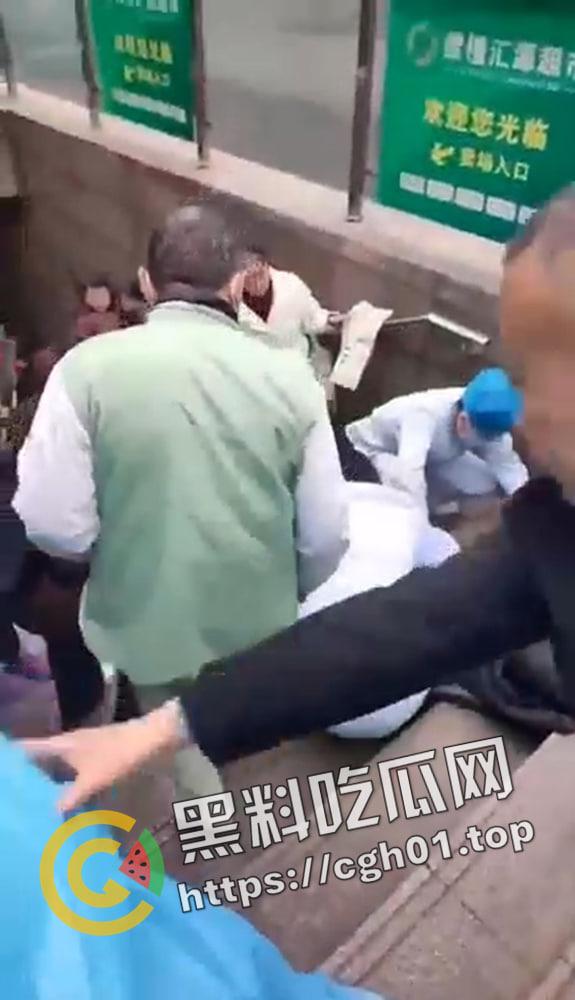 成都地铁女低头看手机不看路在楼梯栽下摔死 脑袋摔开瓢了 现场血腥画面流出-5