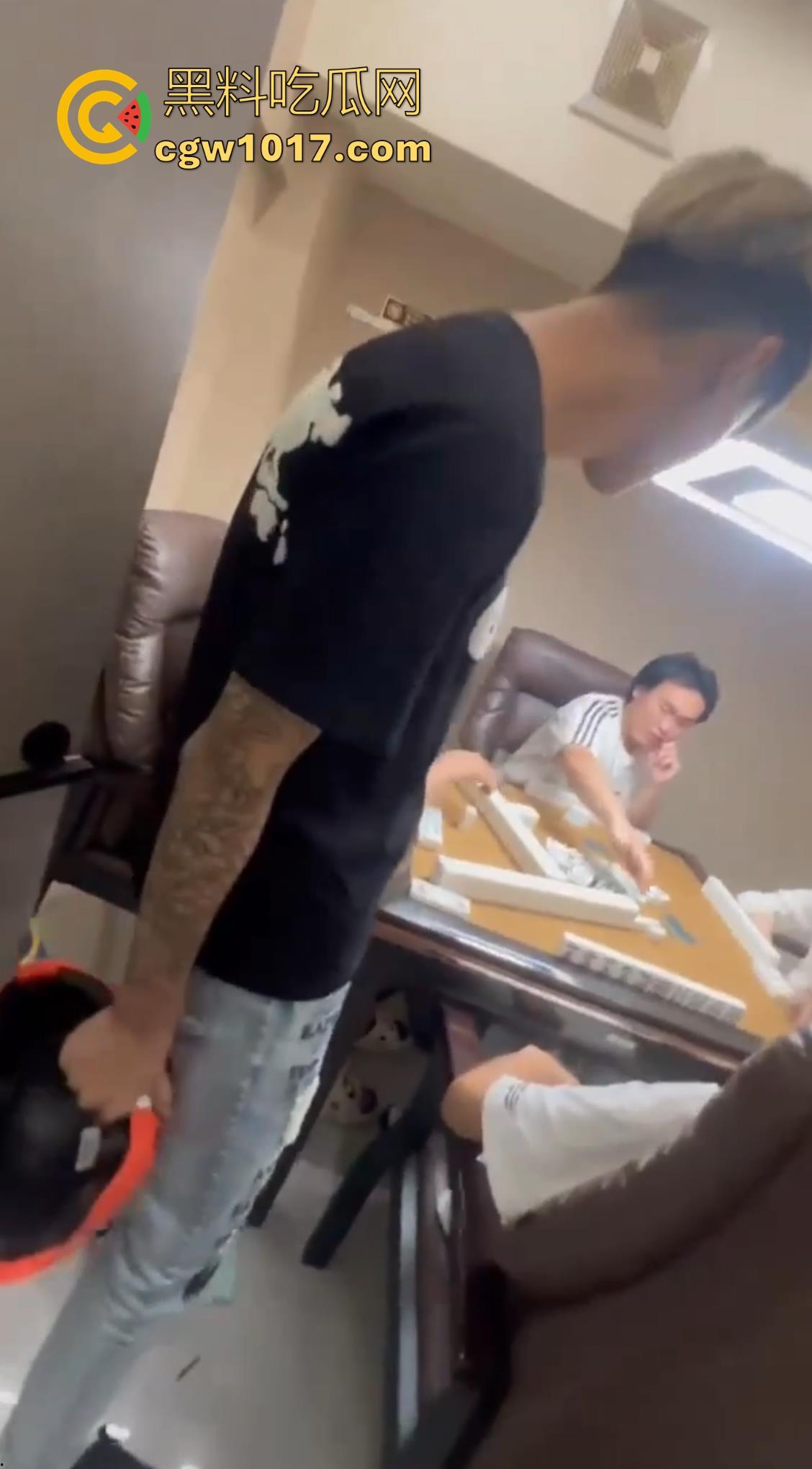 抖音热搜精神小伙1秒18拳完整视频！国服达摩申请出战，精神小伙飞身跃起暴击输出，只因怀疑牌友摸女友手！-7