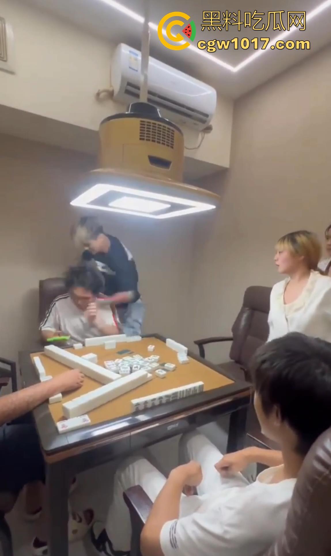 抖音热搜精神小伙1秒18拳完整视频！国服达摩申请出战，精神小伙飞身跃起暴击输出，只因怀疑牌友摸女友手！-8