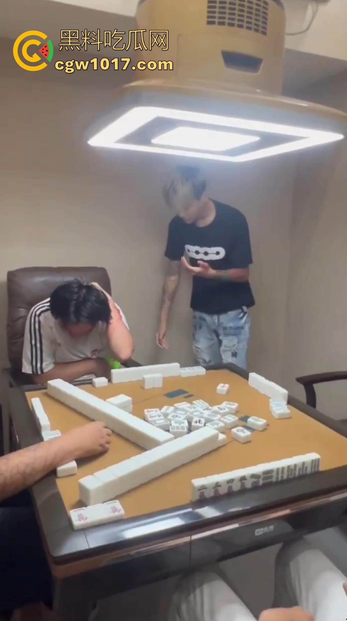 抖音热搜精神小伙1秒18拳完整视频！国服达摩申请出战，精神小伙飞身跃起暴击输出，只因怀疑牌友摸女友手！-9