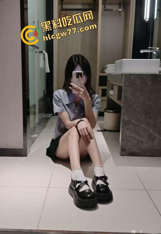 大连排骨妹【乔珊珊】金发小母狗被炮友偷拍爆操现场，吃鸡吃到笑开花，约炮变出道！-1