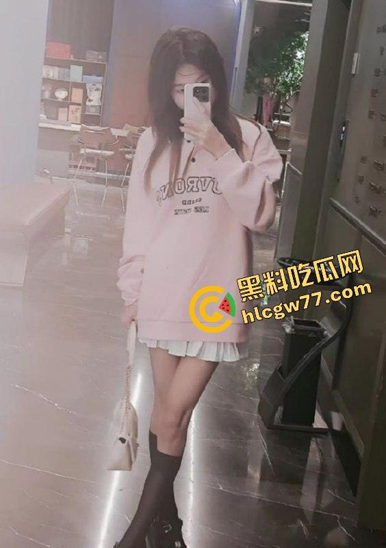 大连排骨妹【乔珊珊】金发小母狗被炮友偷拍爆操现场，吃鸡吃到笑开花，约炮变出道！-4