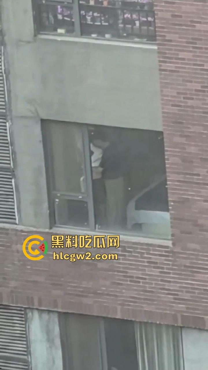 隔壁楼男子窗户边吊打女子调教 小皮鞭啪啪作响还疯狂RUA胸  奶子都反光了这拍视频的哥们真是个神！-3