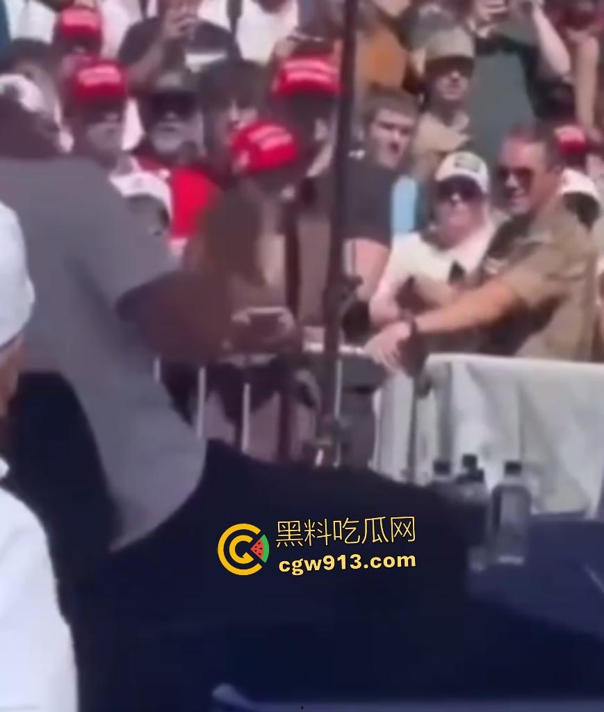 特朗普盟友【查理·科克】枪击惨死犹他谷大学！FBI全城搜捕抓住LGBTQ老人，特朗普下令全国半旗致哀！-2