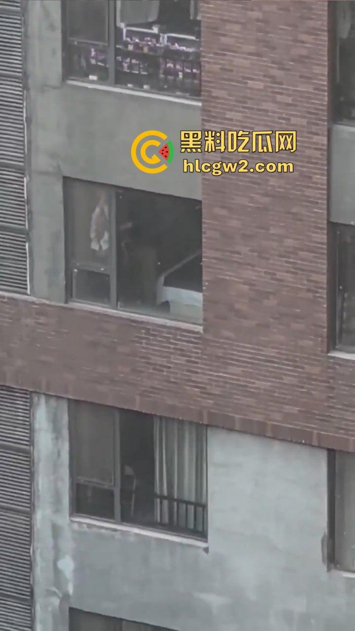 隔壁楼男子窗户边吊打女子调教 小皮鞭啪啪作响还疯狂RUA胸  奶子都反光了这拍视频的哥们真是个神！-10