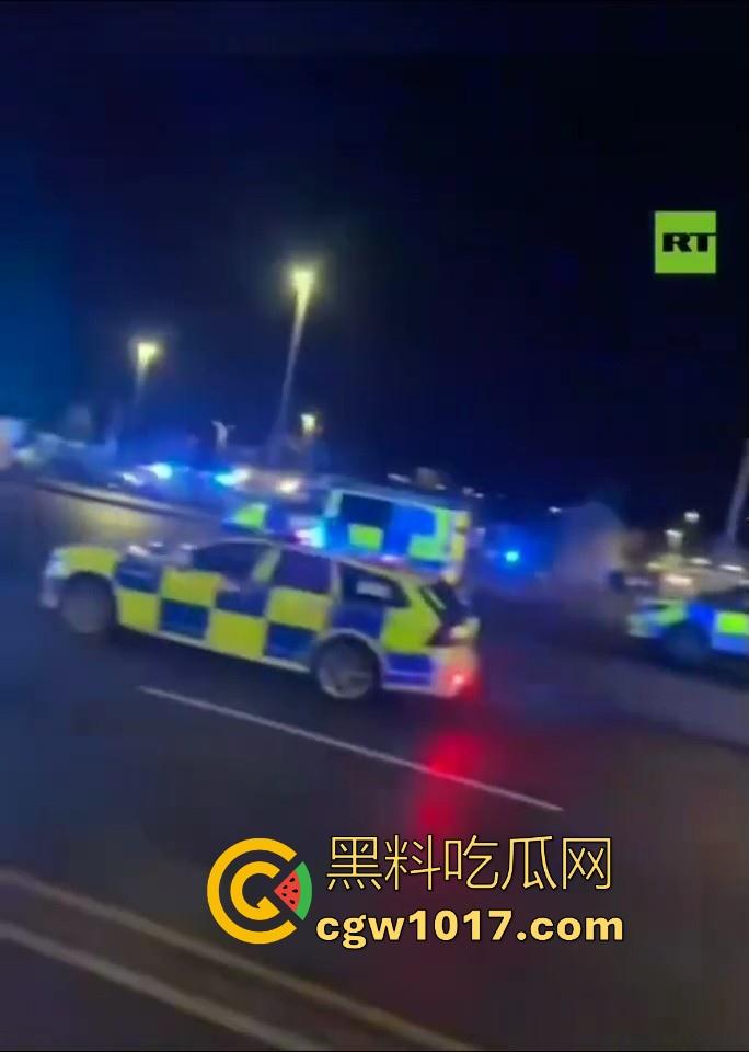 英国一火车发生持刀行凶事件！有多人被送往医院治疗，已有两人被警方逮捕，现场围满了警察像拍电影一样！-8