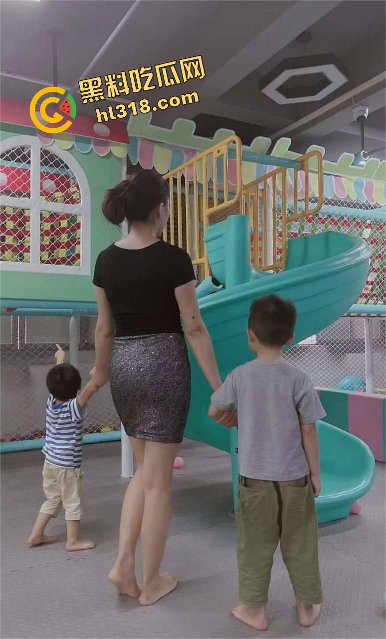 丝袜人妻带娃伪正经,私底下变极品骚母狗,户外露尿肥臀开裆丝袜,配合小伙鸡巴进进出出,骚话满嘴喷射!-3