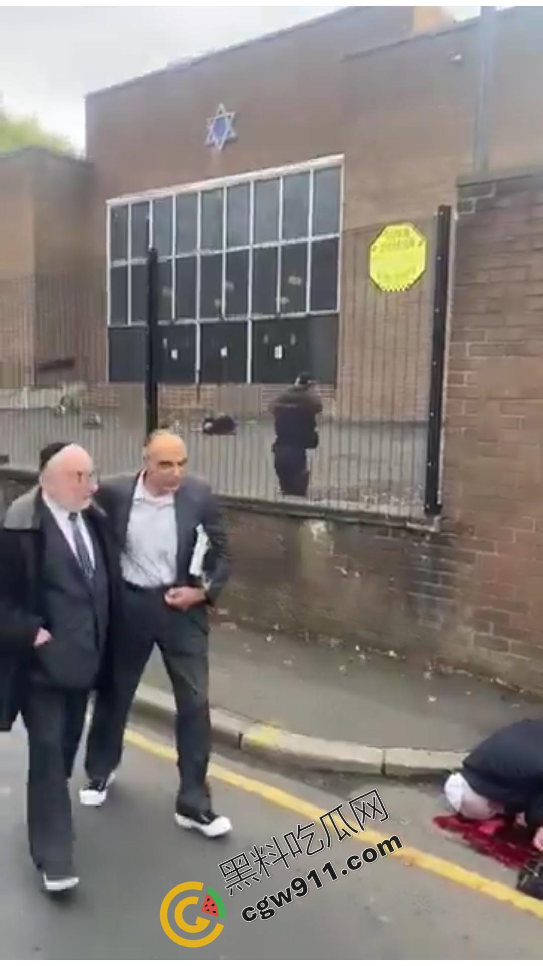 英国曼彻斯特犹太教堂持刀袭击事件：曼彻斯特希顿公园犹太会堂遭暴徒狂躁袭击，血腥惨剧惊天动地！-6