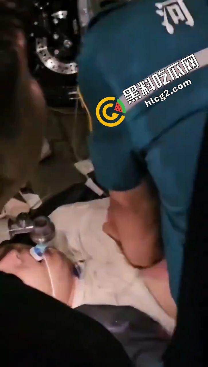 河南郑州灾难连连！22日出现100毫米降水 狂风暴雨 电闪雷鸣 车辆被淹没 外卖员逆天送餐！电灯漏电致人触电身亡！-3