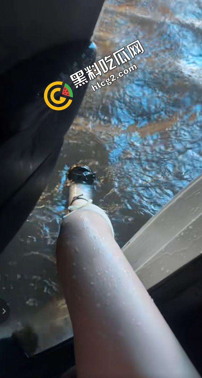 河南郑州灾难连连！22日出现100毫米降水 狂风暴雨 电闪雷鸣 车辆被淹没 外卖员逆天送餐！电灯漏电致人触电身亡！-6