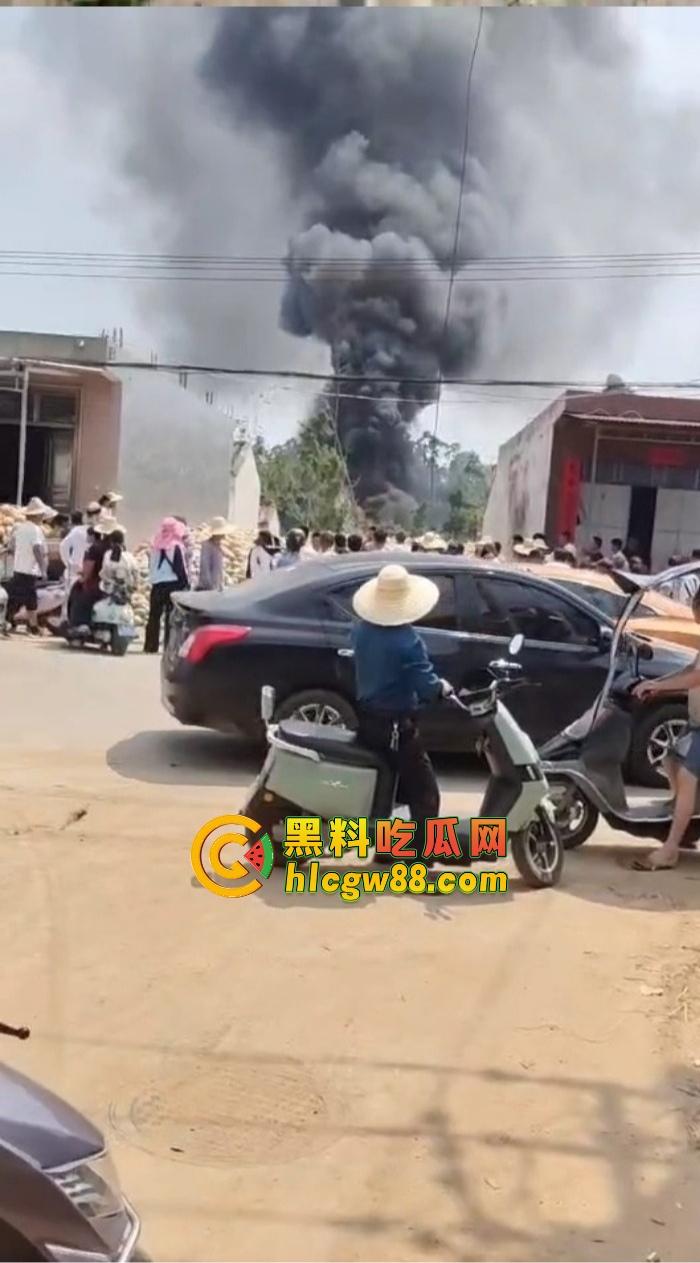 某战区海军战机海南训练失事，飞行员成功跳伞，战机坠毁临高县，所幸未造成地面损失！-5