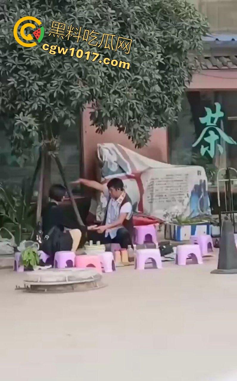 公园摆摊算命，算命大师哄骗极品小仙女，揉胸抠穴就能断知福祸，趁机揩油过足手瘾，我现在学算命来得及吗？-3