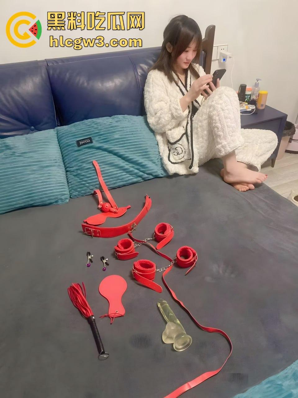 六合老公亲自带反差婊老婆去和单男3P玩SM调教 极品嫩逼轮肏 刺激画面视频流出！-8