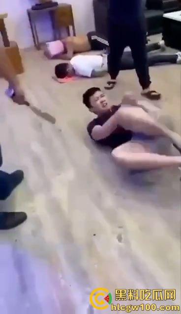 上海市番禺路健身房30多名员工集体被卖到妙瓦底敲键盘。女的送去红楼学习开火车-22