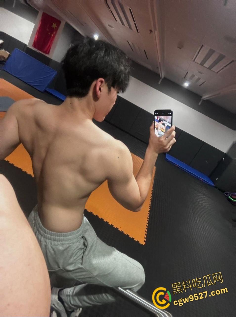 北体黑皮体育生【李辉】，体育生荷尔蒙分泌旺盛，兽性爆发猛猛打桩，爆操蹂躏巨乳女大学生 ！-3