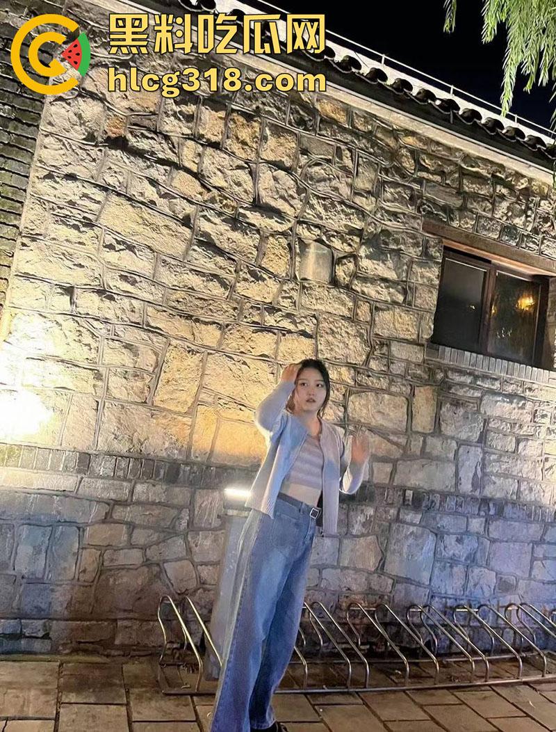 济南骚逼人妻【康红梅】翘臀顶着结婚证被情人后入，背着老公到处约炮，婚房性爱自拍曝光！-2