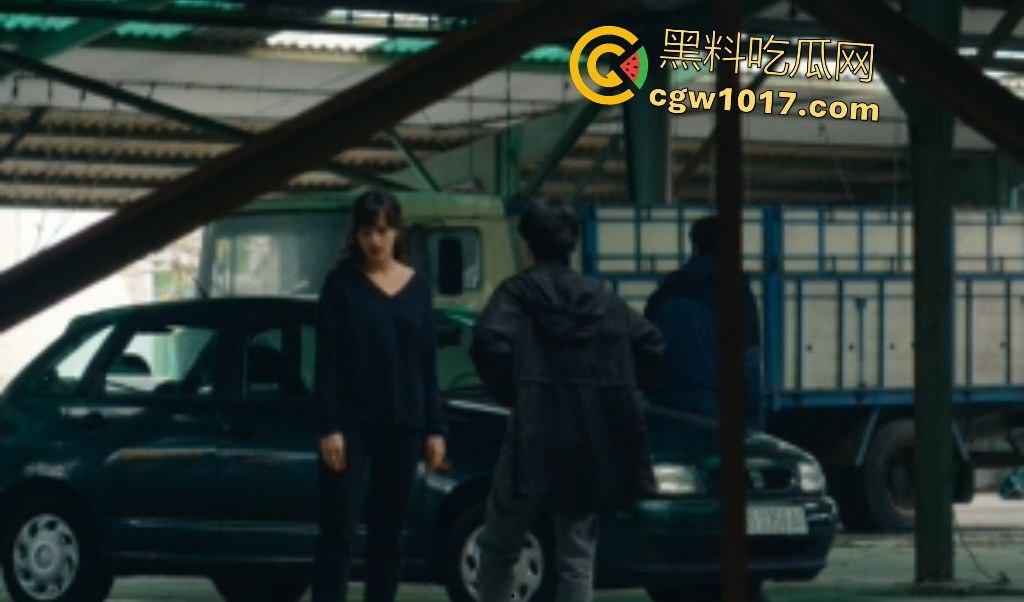 电影【她行走于黑暗中】女警阿马娅十年潜伏，寻秘密武器库并摧毁，爱恨交织成转折点，真实行动改编惊心动魄！-5