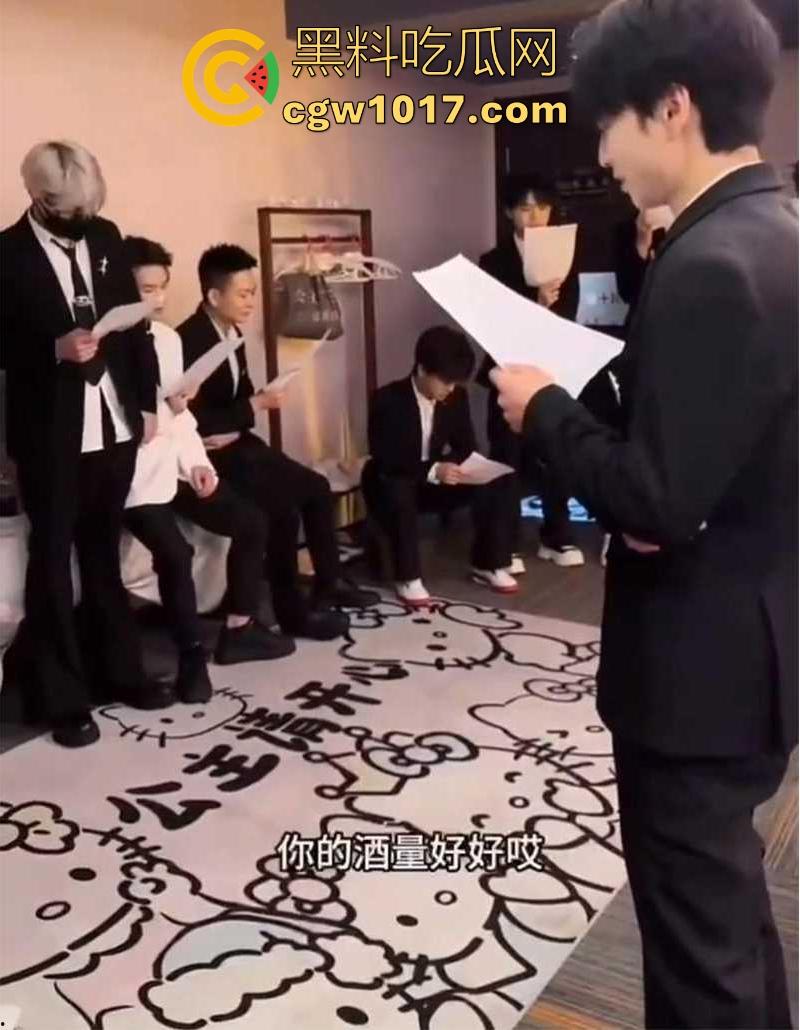 经济下行的今天KTV会所男模都变得正规化，每个言行举止都有规定，颜值只是入场券，想赚的更多那就得更努力！-1