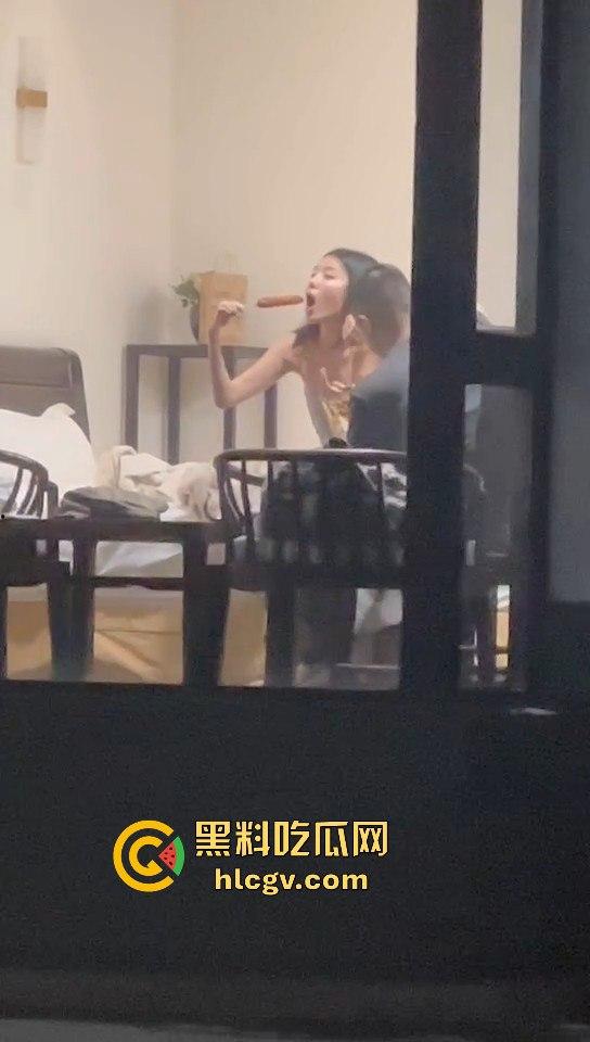 天津现代传媒职业学校马老师带学生写生写进酒店? 还故意不关窗帘，向学生炫耀？不料其他学生拍下发学校网！-7