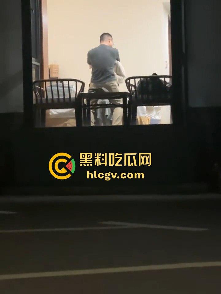 天津现代传媒职业学校马老师带学生写生写进酒店? 还故意不关窗帘，向学生炫耀？不料其他学生拍下发学校网！-11