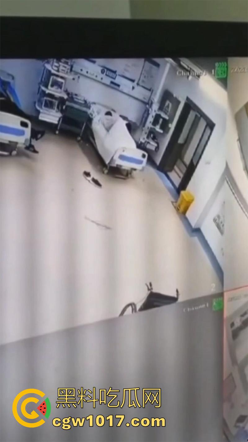 医院监控真实灵异事件，实拍一病床前出现鬼影，随后病人生命体征迅速消失，医生翻看录像发现惊恐一幕！-6