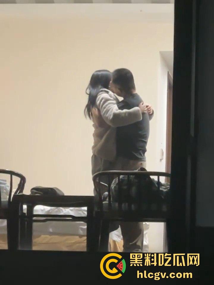 天津现代传媒职业学校马老师带学生写生写进酒店? 还故意不关窗帘，向学生炫耀？不料其他学生拍下发学校网！-12