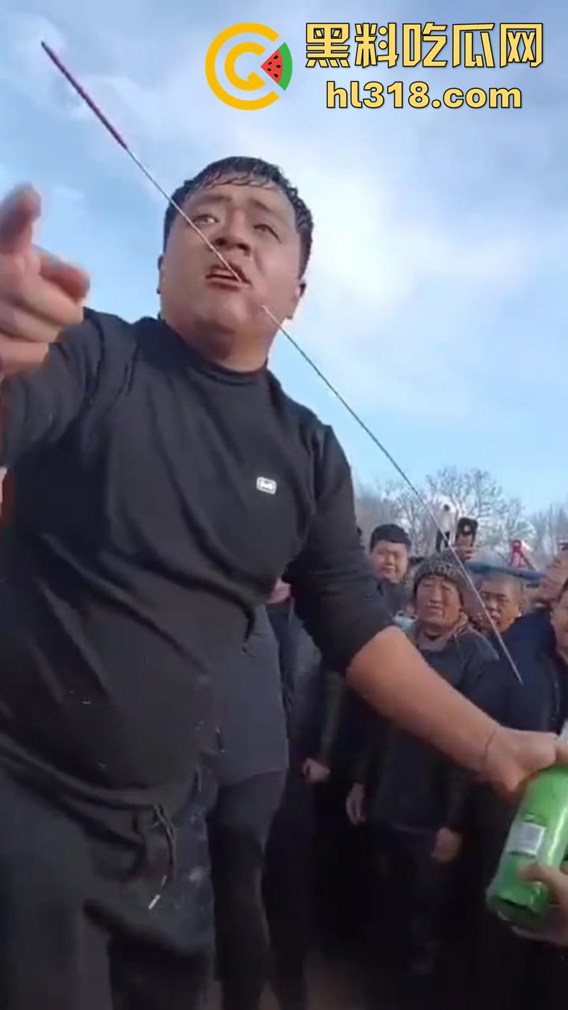 辽宁营口大石桥，对棚低俗表演现场实拍，各种钢针穿刺，铁链穿肉拉伸，玩的真够变态的啊！-2