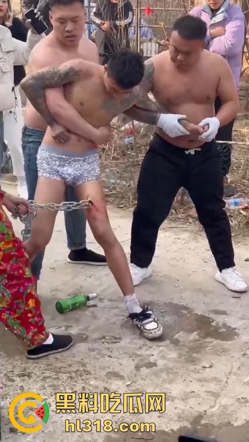 辽宁营口大石桥，对棚低俗表演现场实拍，各种钢针穿刺，铁链穿肉拉伸，玩的真够变态的啊！-4