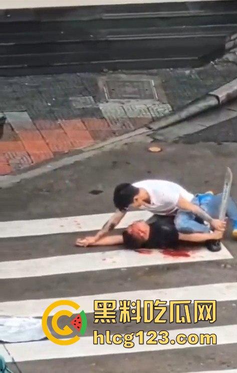 斑马线上的魔幻对决，一男子开山刀上阵，结果却牵手离场？-3