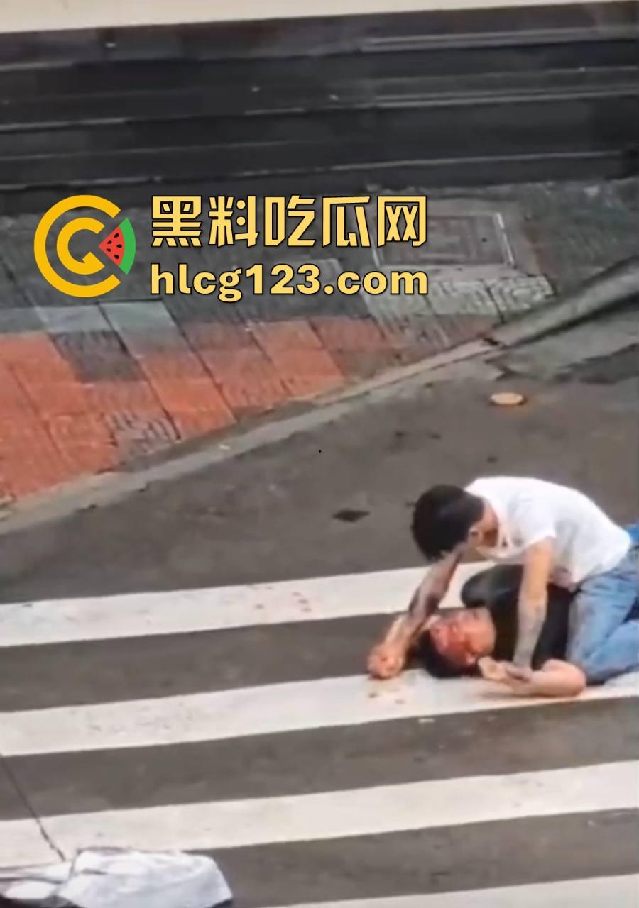 斑马线上的魔幻对决，一男子开山刀上阵，结果却牵手离场？-5