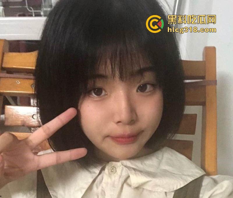 广西清纯反差妹【欧阳盈盈】性爱视频曝光，手捧大屌一顿猛吸，被勒脖后入狂操，淫叫连连！-1