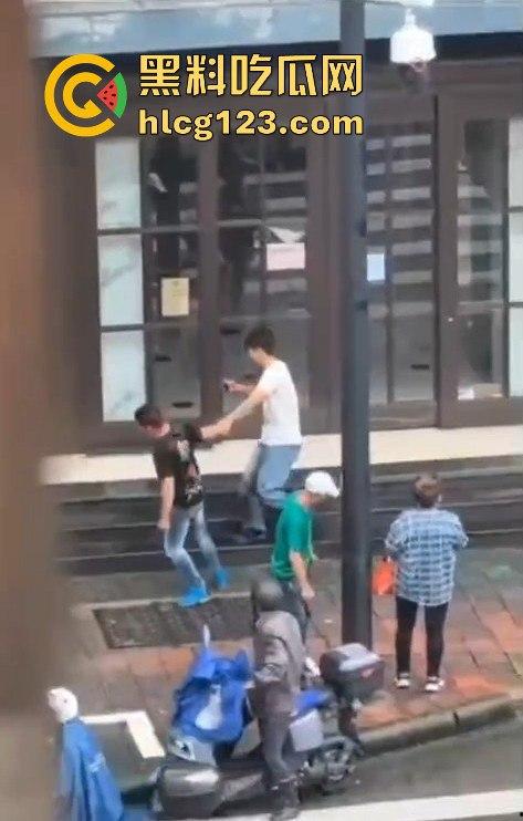 斑马线上的魔幻对决，一男子开山刀上阵，结果却牵手离场？-7